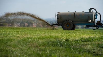 Agriculture : l'épandage des boues de station d’épuration.